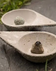 Bruciaincenso in cemento con manico per incenso in Coni, Resine, Smudge, Bombitas, Salvia bianca e Palo santo | Scopri su Clorophilla Shop