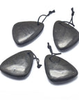 CIONDOLO TRIANGOLO IN SHUNGITE - Protezione, radicamento e purificazione | Scopri su Clorophilla Shop