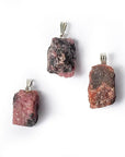 CIONDOLO IN RODONITE GREZZA - Amore verso se stessi, equilibrio emotivo e perdono | Scopri su Clorophilla Shop