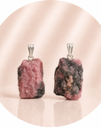 CIONDOLO IN RODONITE GREZZA - Amore verso se stessi, equilibrio emotivo e perdono | Scopri su Clorophilla Shop