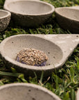 Bruciaincenso in cemento con manico per incenso in Coni, Resine, Smudge, Bombitas, Salvia bianca e Palo santo | Scopri su Clorophilla Shop