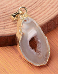 CIONDOLO FETTA GEODE DI AGATA LAMINA ORO - Armonia, benessere e positività - Clorophilla Shop
