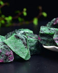 Rubino Zoisite origine Tanzania - Energia positiva, autostima ed evoluzione interiore - Clorophilla Shop