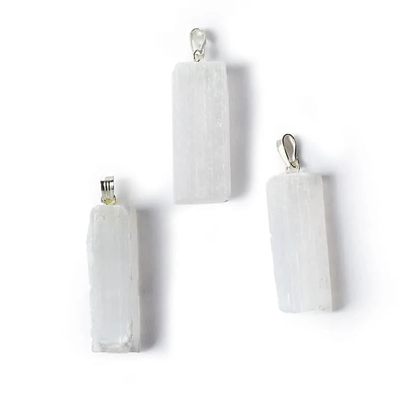 CIONDOLO IN SELENITE GREZZA - Purificazione, pace interiore e armonia | Scopri su Clorophilla Shop