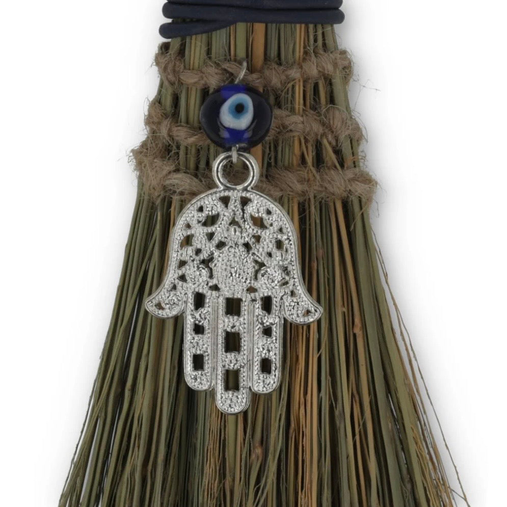 SCOPA DELLA STREGA - Occhio di Nazar e mano di Hamsa | Scopri su Clorophilla Shop