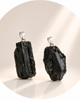 CIONDOLO IN TORMALINA NERA GREZZA - Protezione dalle energie negative | Scopri su Clorophilla Shop