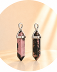 CIONDOLO PRISMA IN RODONITE - Amore verso se stessi, equilibrio emotivo e perdono | Scopri su Clorophilla Shop