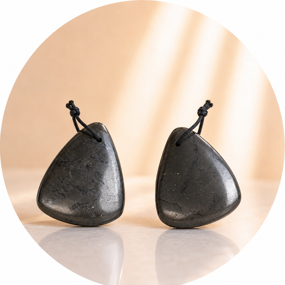 CIONDOLO TRIANGOLO IN SHUNGITE - Protezione, radicamento e purificazione | Scopri su Clorophilla Shop