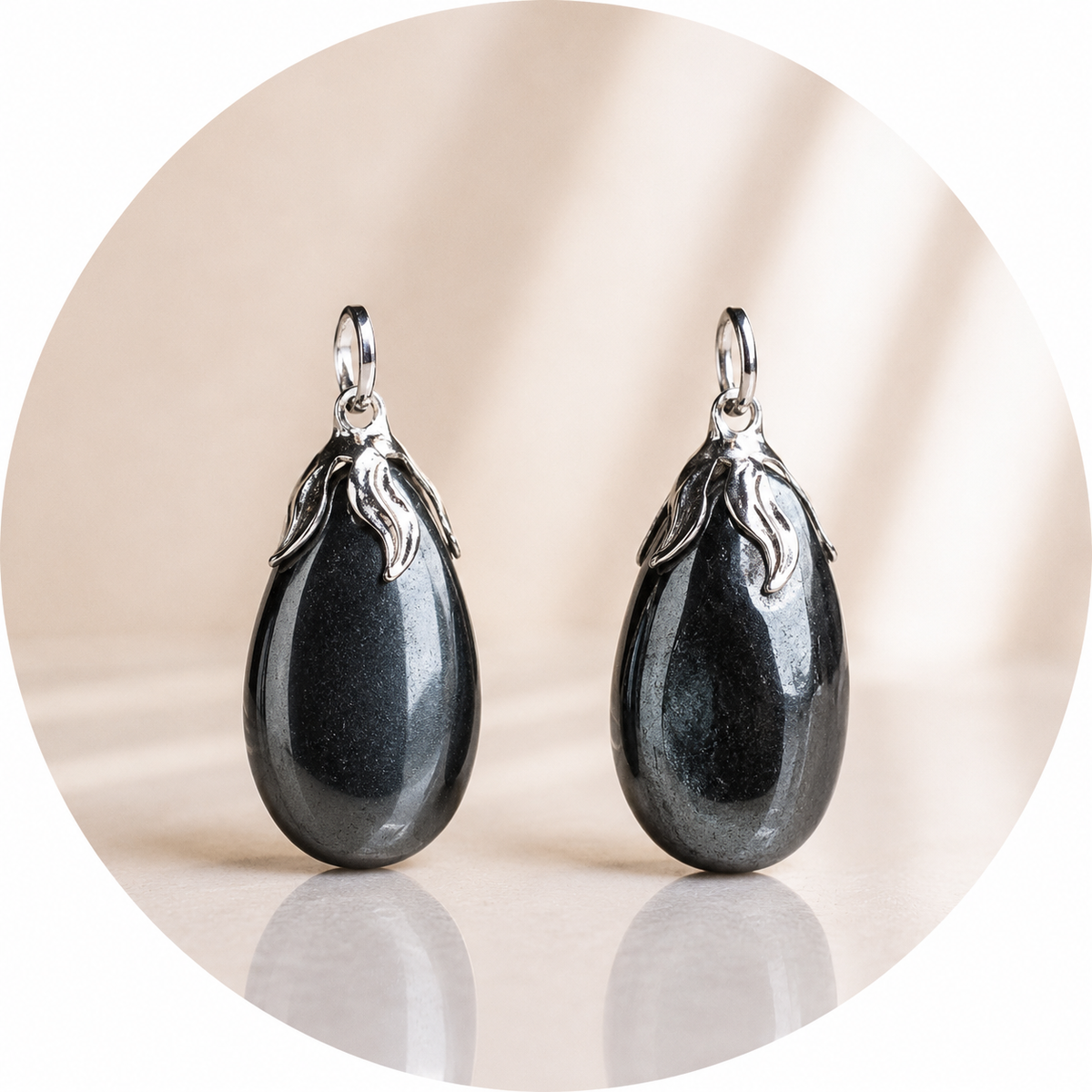 CIONDOLO IN EMATITE FOGLIA ARGENTO - Radicamento, forza interiore e protezione | Scopri su Clorophilla Shop