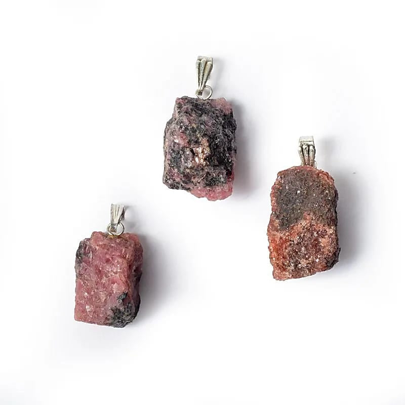 CIONDOLO IN RODONITE GREZZA - Amore verso se stessi, equilibrio emotivo e perdono | Scopri su Clorophilla Shop