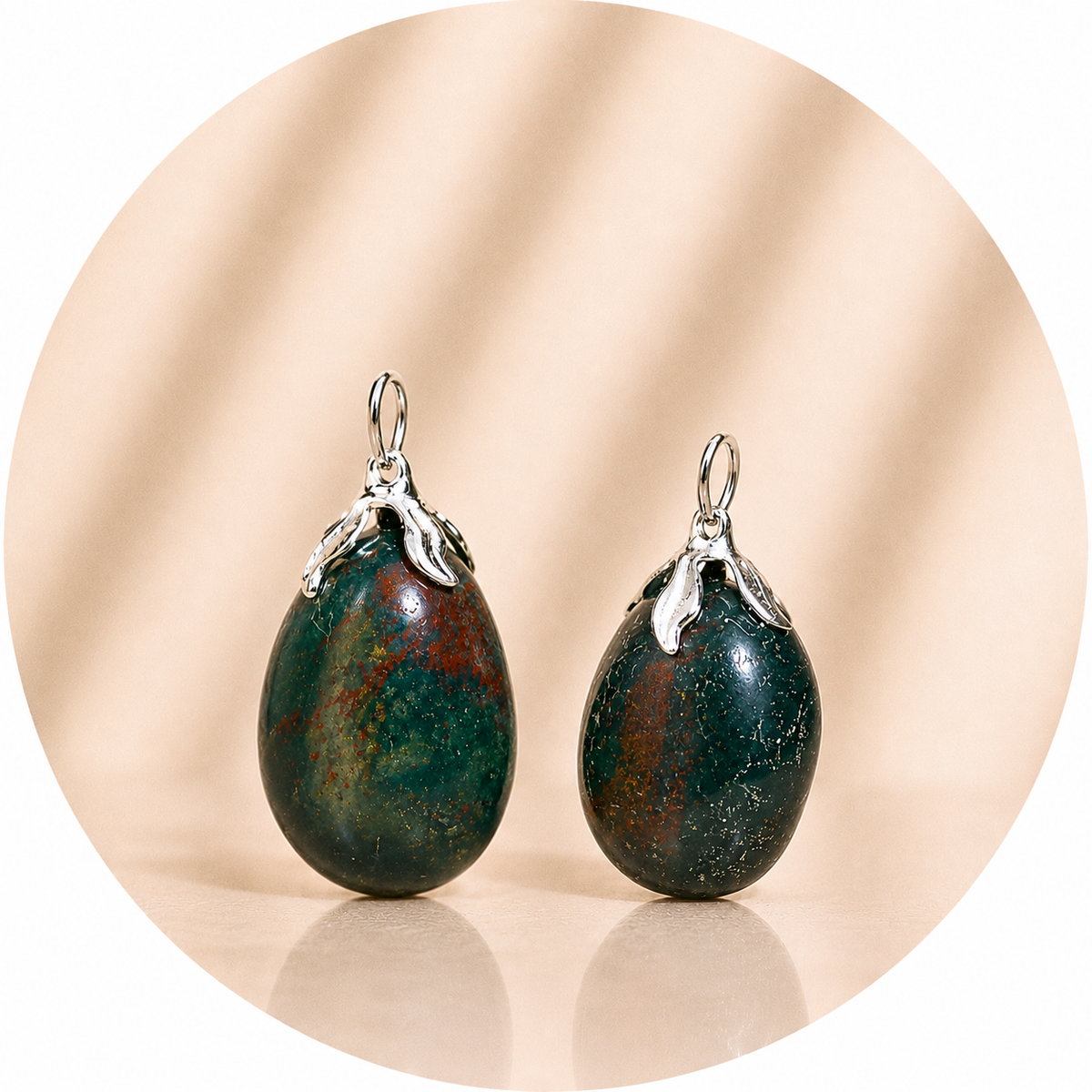 CIONDOLO IN ELIOTROPIO (BLOODSTONE) FOGLIA ARGENTO - Forza, coraggio e vitalità | Scopri su Clorophilla Shop