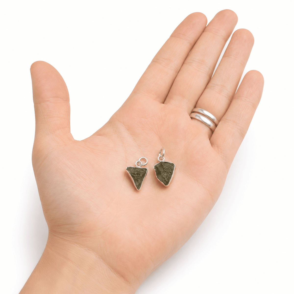 CIONDOLO MOLDAVITE NATURALE IN ARGENTO 925 - Cambiamento e trasformazione - Clorophilla Shop
