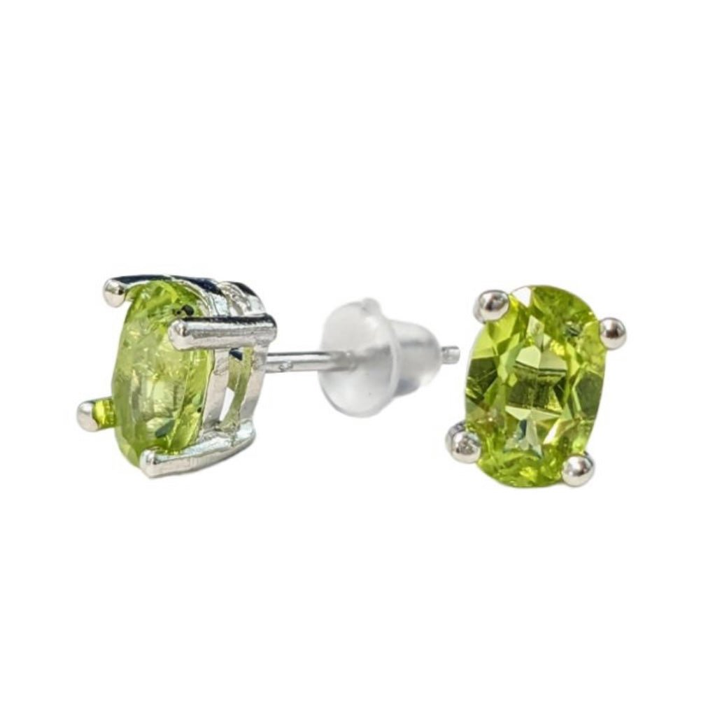 Orecchini solitario con Peridoto in rame bianco - Clorophilla Shop