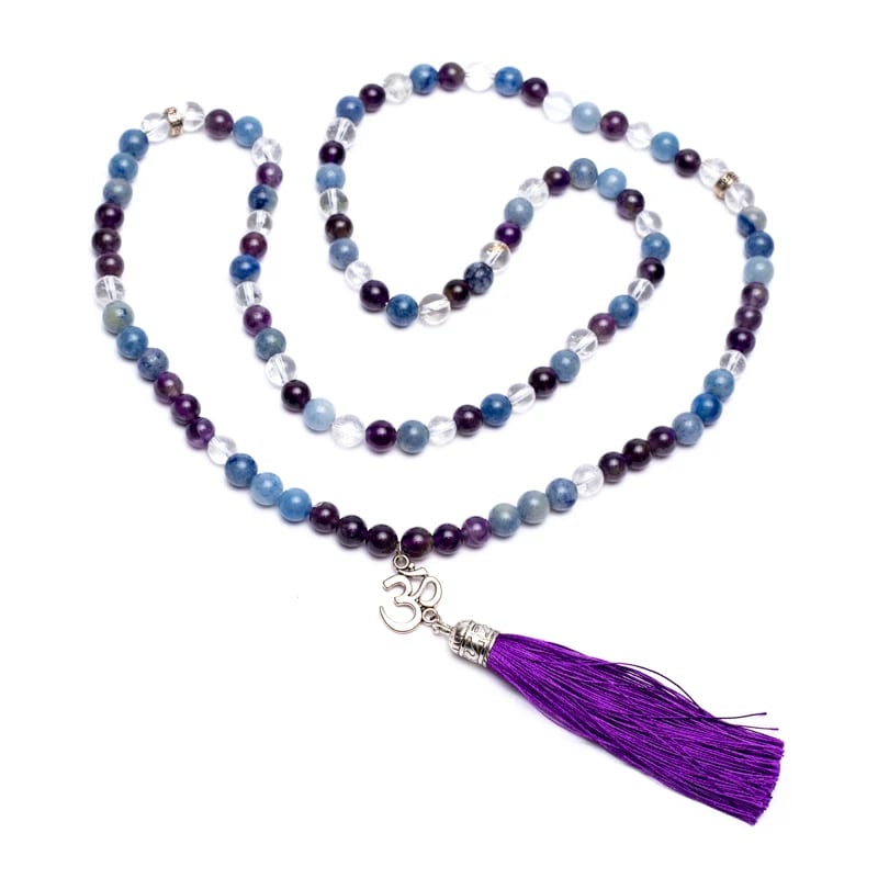 MALA TIBETANA OM IN AMETISTA, AVVENTURINA BLU E CRISTALLO DI ROCCA - Calma e chiarezza mentale | Scopri su Clorophilla Shop