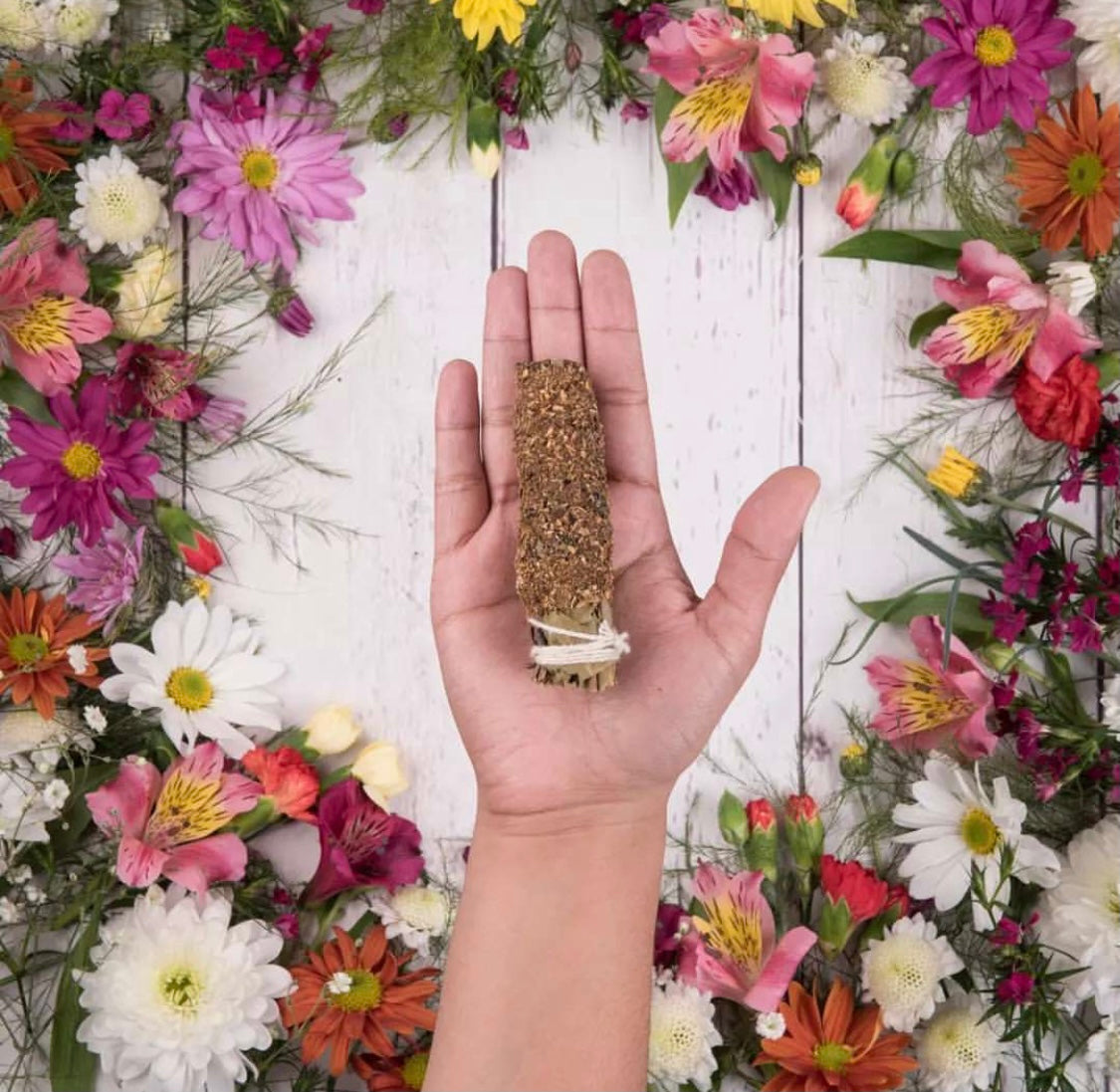 Sagrada Madre Smudge di erbe artigianali - Salvia, Mirra e Palo Santo | Scopri su Clorophilla Shop