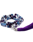 MALA TIBETANA OM IN AMETISTA, AVVENTURINA BLU E CRISTALLO DI ROCCA - Calma e chiarezza mentale | Scopri su Clorophilla Shop