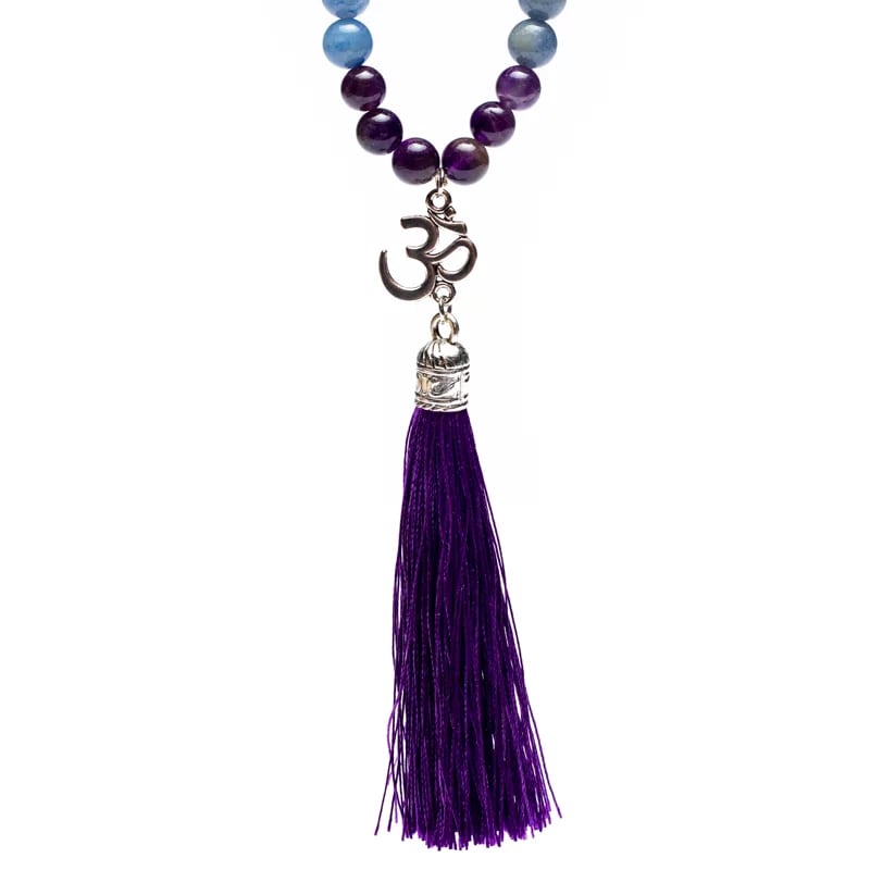 MALA TIBETANA OM IN AMETISTA, AVVENTURINA BLU E CRISTALLO DI ROCCA - Calma e chiarezza mentale | Scopri su Clorophilla Shop
